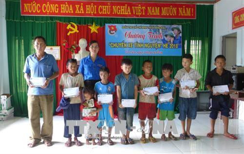 Tặng quà các cháu thiếu nhi. Ảnh: K GỬIH –TTXVN Tặng quà các cháu thiếu nhi. Ảnh: K GỬIH –TTXVN