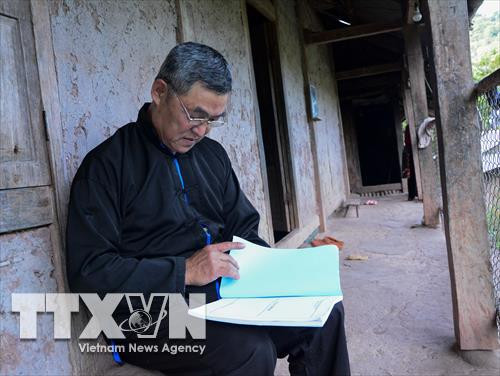 Già làng Pờ Á Sinh thường xuyên bồi dưỡng kiến thức về chính sách pháp luật để tuyên truyền cho bà con bản làng. Ảnh: Văn Dũng - TTXVN Già làng Pờ Á Sinh thường xuyên bồi dưỡng kiến thức về chính sách pháp luật để tuyên truyền cho bà con bản làng. Ảnh: Văn Dũng - TTXVN