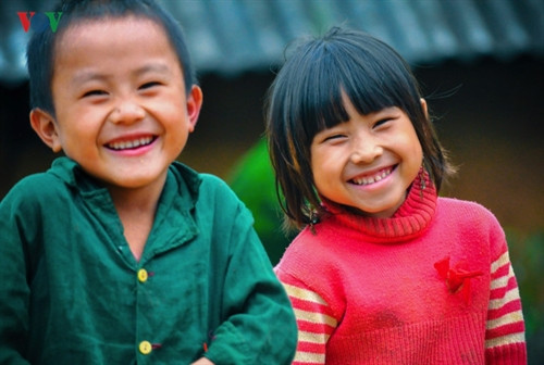 Nụ cười, ánh mắt trong sáng của trẻ em vùng cao luôn nhắc ta biết yêu thương, chia sẻ nhiều hơn và luôn dành những điều tốt nhất cho các em.