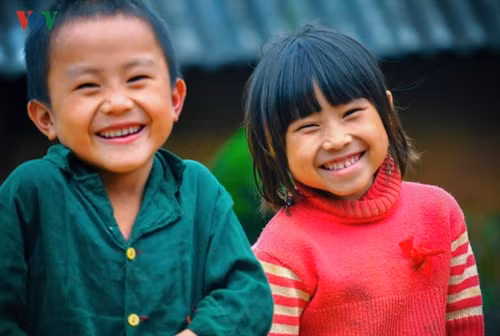 Nụ cười, ánh mắt trong sáng của trẻ em vùng cao luôn nhắc ta biết yêu thương, chia sẻ nhiều hơn và luôn dành những điều tốt nhất cho các em.