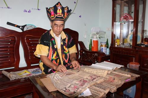 Ông Nịnh Văn Chau sưu tầm, biên soạn chữ của người Cao Lan sang tiếng Việt để dạy cho các em trong thôn, xã. Ảnh: Long Vũ Ông Nịnh Văn Chau sưu tầm, biên soạn chữ của người Cao Lan sang tiếng Việt để dạy cho các em trong thôn, xã. Ảnh: Long Vũ