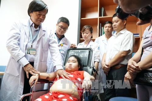 Bệnh nhi sau khi phẫu thuật bóc u tuyến thượng thận. Ảnh: Phương Vy - TTXVN Bệnh nhi sau khi phẫu thuật bóc u tuyến thượng thận. Ảnh: Phương Vy - TTXVN