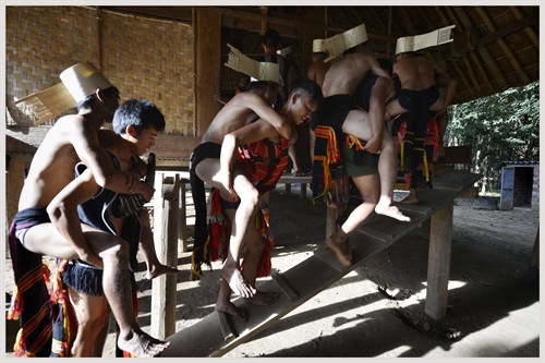 Rèn công cụ tại lễ hội. Ảnh: Thanh Hà - TTXVN Kết thúc nghi lễ dân làng tiếp tục đánh chiêng, trống uống rượu múa xoang trong nhà. Ảnh: Thanh Hà - TTXVN Hội đồng già làng đi trước, theo sau là các thành viên đi lấy than. Ảnh: Thanh Hà - TTXVN Các thành viên lấy than đi xung quang 04 vòng, theo hướng từ trái sang phải rồi vào nhà rèn. Ảnh: Thanh Hà - TTXVN Các thành viên cõng những gùi than từ rừng về làng, họ vừa đi vừa thổi tù và, đinh tút. Ảnh: Thanh Hà - TTXVN Nghi thức cõng những người đi lấy than lên nhà Rông. Ảnh: Thanh Hà - TTXVN Kết thúc nghi lễ dân làng tiếp tục đánh chiêng, trống uống rượu múa xoang trong nhà. Ảnh: Thanh Hà - TTXVN Nước giã cua với cây đót được cho vào ống để thấm vào lưỡi công cụ trước khi rèn. Ảnh: Thanh Hà - TTXVN Giã cua với cây đót để lấy nước cho vào ống thấm vào lưỡi công cụ trước khi rèn. Ảnh: Thanh Hà - TTXVN Công đoạn rèn công cụ. Ảnh: Thanh Hà - TTXVN Rèn công cụ tại lễ hội. Ảnh: Thanh Hà - TTXVN Kết thúc nghi lễ dân làng tiếp tục đánh chiêng, trống uống rượu múa xoang trong nhà. Ảnh: Thanh Hà - TTXVN Hội đồng già làng đi trước, theo sau là các thành viên đi lấy than. Ảnh: Thanh Hà - TTXVN Các thành viên lấy than đi xung quang 04 vòng, theo hướng từ trái sang phải rồi vào nhà rèn. Ảnh: Thanh Hà - TTXVN Các thành viên cõng những gùi than từ rừng về làng, họ vừa đi vừa thổi tù và, đinh tút. Ảnh: Thanh Hà - TTXVN Nghi thức cõng những người đi lấy than lên nhà Rông. Ảnh: Thanh Hà - TTXVN Kết thúc nghi lễ dân làng tiếp tục đánh chiêng, trống uống rượu múa xoang trong nhà. Ảnh: Thanh Hà - TTXVN Nước giã cua với cây đót được cho vào ống để thấm vào lưỡi công cụ trước khi rèn. Ảnh: Thanh Hà - TTXVN Giã cua với cây đót để lấy nước cho vào ống thấm vào lưỡi công cụ trước khi rèn. Ảnh: Thanh Hà - TTXVN Công đoạn rèn công cụ. Ảnh: Thanh Hà - TTXVN