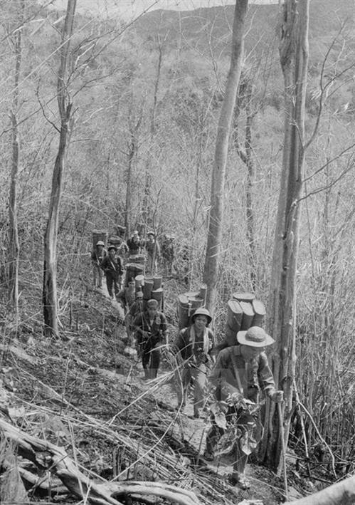 Bằng mọi phương tiện thô sơ và cơ giới, các chiến sỹ vận tải Tây Nguyên vận chuyển hàng tấn hàng hóa phục vụ chiến dịch. Ảnh: Thanh Tụng - TTXVN Bằng mọi phương tiện thô sơ và cơ giới, các chiến sỹ vận tải Tây Nguyên vận chuyển hàng tấn hàng hóa phục vụ chiến dịch. Ảnh: Thanh Tụng - TTXVN