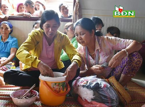 Người làm chứng của hai bên gia đình cùng mẹ chú rể, mẹ cô dâu chuẩn bị rượu thịt, quà tặng cho dòng họ hai bên Người làm chứng của hai bên gia đình cùng mẹ chú rể, mẹ cô dâu chuẩn bị rượu thịt, quà tặng cho dòng họ hai bên