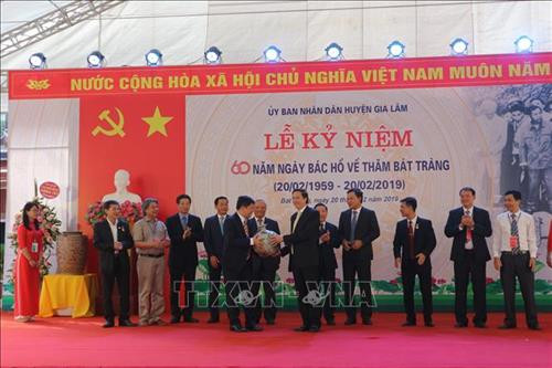 Phó Chủ tịch Quốc hội Uông Chu Lưu chứng kiến lãnh đạo huyện Gia Lâm tặng sản phẩm tiêu biểu của làng nghề Bát Tràng cho Quốc hội nước Cộng hòa xã hội Chủ nghĩa Việt Nam. Ảnh: Mạnh Khánh-TTXVN