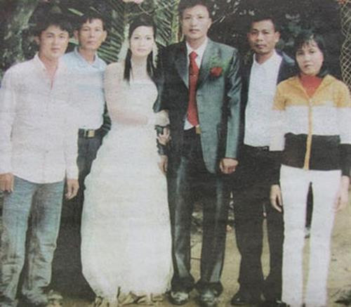 Chú rể Nguyễn Việt Dũng và cô dâu Trịnh Thị Hường trong ngày “cưới lại” với sự có mặt của các bạn bè, đồng đội (ảnh do nhân vật cung cấp) Chú rể Nguyễn Việt Dũng và cô dâu Trịnh Thị Hường trong ngày “cưới lại” với sự có mặt của các bạn bè, đồng đội (ảnh do nhân vật cung cấp)