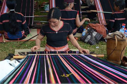 Chị em phụ nữ tham gia tại hội thi dệt vải thổ cẩm. Ảnh: baogialai.com.vn