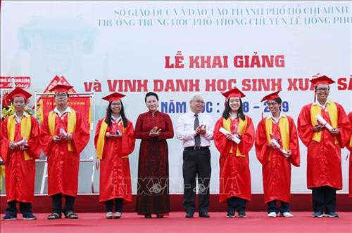 Chủ tịch Quốc hội Nguyễn Thị Kim Ngân trao phần thưởng cho các học sinh của trường, có thành tích xuất sắc được tuyển thẳng vào các trường Đại học của Thành phố Hồ Chí Minh. Ảnh: Trọng Đức – TTXVN Chủ tịch Quốc hội Nguyễn Thị Kim Ngân trao phần thưởng cho các học sinh của trường, có thành tích xuất sắc được tuyển thẳng vào các trường Đại học của Thành phố Hồ Chí Minh. Ảnh: Trọng Đức – TTXVN