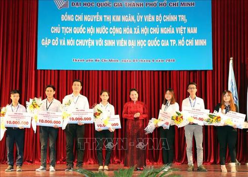 Chủ tịch Quốc hội Nguyễn Thị Kim Ngân trao tặng học bổng cho các sinh viên nghèo vượt khó của trường Đại học Quốc gia Thành phố Hồ Chí Minh, mỗi suất trị giá 10 triệu đồng. Ảnh: Trọng Đức – TTXVN Chủ tịch Quốc hội Nguyễn Thị Kim Ngân trao tặng học bổng cho các sinh viên nghèo vượt khó của trường Đại học Quốc gia Thành phố Hồ Chí Minh, mỗi suất trị giá 10 triệu đồng. Ảnh: Trọng Đức – TTXVN