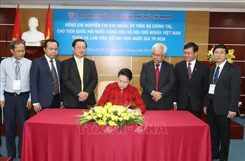 Chủ tịch Quốc hội Nguyễn Thị Kim Ngân ghi sổ lưu niệm tại trường Đại học quốc gia Thành phố Hồ Chí Minh. Ảnh: Trọng Đức - TTXVN Chủ tịch Quốc hội Nguyễn Thị Kim Ngân ghi sổ lưu niệm tại trường Đại học quốc gia Thành phố Hồ Chí Minh. Ảnh: Trọng Đức - TTXVN