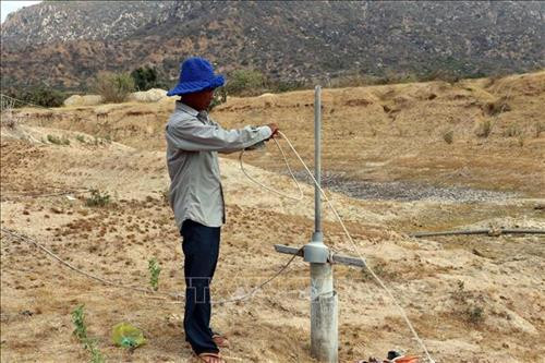 Người dân ở huyện Ninh Hải đầu tư khoan giếng trong lòng hồ Ông Kinh để tìm nguồn nước tưới cho hoa màu. Ảnh: Công Thử - TTXVN