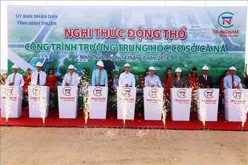 Các đại biểu thực hiện nghi thức khởi công dự án xây dựng Trường trung học cơ sở Cà Ná. Ảnh: Công Thử - TTXVN