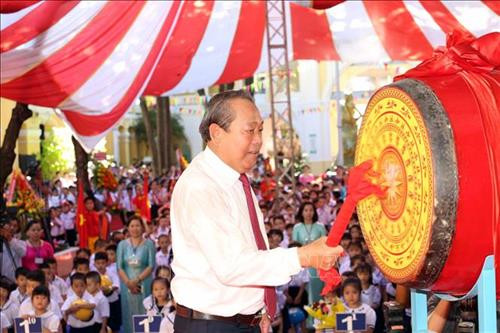 Phó Thủ tướng Trương Hòa Bình đánh trống khai giảng năm học mới tại trường Tiểu học Phù Đổng (Đà Nẵng). Ảnh: Trần Lê Lâm - TTXVN Phó Thủ tướng Trương Hòa Bình đánh trống khai giảng năm học mới tại trường Tiểu học Phù Đổng (Đà Nẵng). Ảnh: Trần Lê Lâm - TTXVN