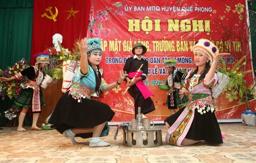 Biểu diễn ca múa nhạc vui hội Xuân Biểu diễn ca múa nhạc vui hội Xuân