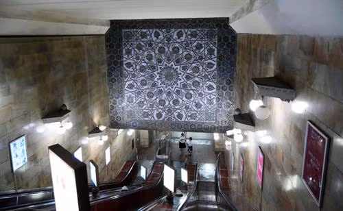 Họa tiết trang trí trong ga Alisher Navoi.