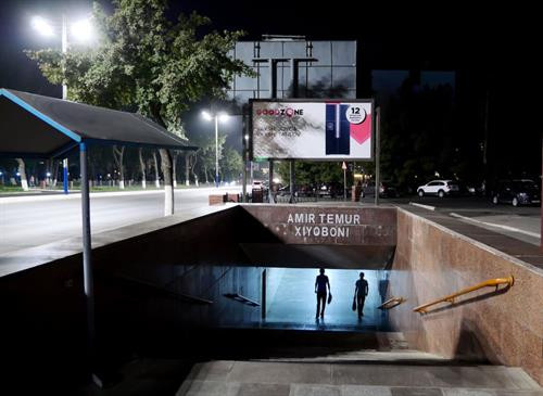 Hầu hết các ga tàu điện ngầm đều có lối vào khiêm tốn, che giấu kiến trúc rực rỡ bên dưới. Hầu hết các ga tàu điện ngầm đều có lối vào khiêm tốn, che giấu kiến trúc rực rỡ bên dưới.