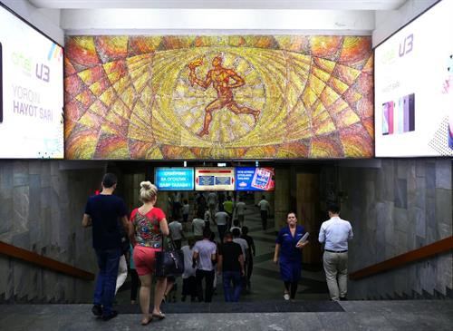 Sân ga Pakhtakor. Toàn bộ hệ thống tàu điện ngầm được xây dựng trong bảy năm, từ 1971 đến 1977. Sân ga Pakhtakor. Toàn bộ hệ thống tàu điện ngầm được xây dựng trong bảy năm, từ 1971 đến 1977.