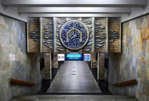 Một bức tranh tường tôn vinh 2,200 năm tuổi đời của thành phố Tashkent, đặt trong ga Tashkent. Một bức tranh tường tôn vinh 2,200 năm tuổi đời của thành phố Tashkent, đặt trong ga Tashkent.