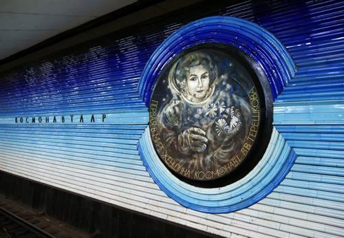 Valentina Tereshkova, người phụ nữ đầu tiên bay vào vũ trụ được khắc họa tại ga Kosmonavtlar. Tường gốm tại đây mờ dần từ màu xanh sang màu đen, giống như quá trình vượt qua khí quyển Trái đất. Valentina Tereshkova, người phụ nữ đầu tiên bay vào vũ trụ được khắc họa tại ga Kosmonavtlar. Tường gốm tại đây mờ dần từ màu xanh sang màu đen, giống như quá trình vượt qua khí quyển Trái đất.
