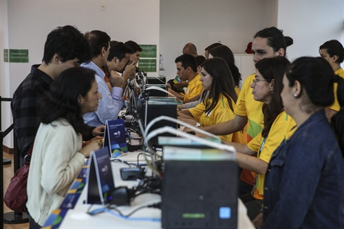 Trong ảnh (tư liệu): Khách hàng mua vé xem Olympic 2016 tại Rio de Janeiro, Brazil ngày 20/6. EPA/TTXVN