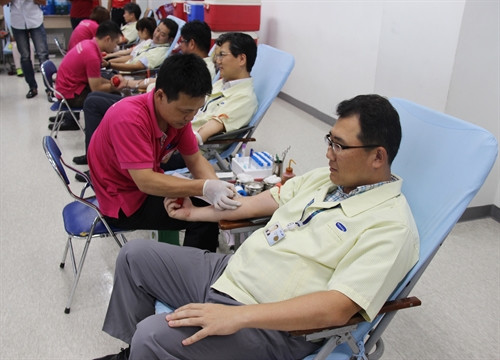 Các lãnh đạo người Hàn Quốc của Công ty Samsung Electronics Việt Nam Thái Nguyên hiến máu tình nguyện. Ảnh: Hoàng Nguyên - TTXVN