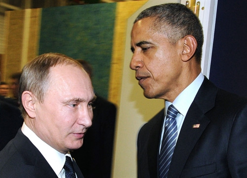 Trong ảnh (tư liệu):Tổng thống Mỹ Barack Obama (phải) và Tổng thống Nga Vladimir Putin (trái) tại cuộc gặp kín bên lề Hội nghị thượng đỉnh lần thứ 21 Công ước khung của LHQ về biến đổi khí hậu (COP21) tại thủ đô Paris (Pháp), ngày 30/11/2015. AFP/TTXVN