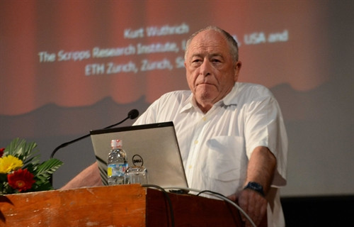 Giáo sư Kurt Wuthrich đang giới thiệu khái quát về công trình khoa học của mình. Ảnh: Quốc Dũng – TTXVN Giáo sư Kurt Wuthrich đang giới thiệu khái quát về công trình khoa học của mình. Ảnh: Quốc Dũng – TTXVN