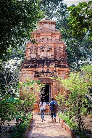 Tháp cổ Bình Thạnh tại huyện Trảng Bàng có niên đại trên 1.000 năm sẽ được trùng tu, tôn tạo để thu hút khách du lịch. Ảnh: Lê Đức Hoảnh - TTXVN Tháp cổ Bình Thạnh tại huyện Trảng Bàng có niên đại trên 1.000 năm sẽ được trùng tu, tôn tạo để thu hút khách du lịch. Ảnh: Lê Đức Hoảnh - TTXVN