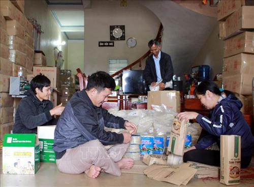 Đóng gói sản phẩm mỳ Chũ. Ảnh: Đồng Thúy-TTXVN Đóng gói sản phẩm mỳ Chũ. Ảnh: Đồng Thúy-TTXVN