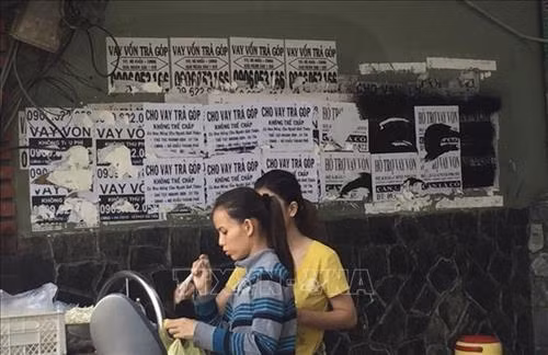 Tờ rơi quảng cáo cho vay tiền được dán khắp nơi tại các điểm công cộng tại Thành phố Hồ Chí Minh. Ảnh: Anh Tuấn - TTXVN
