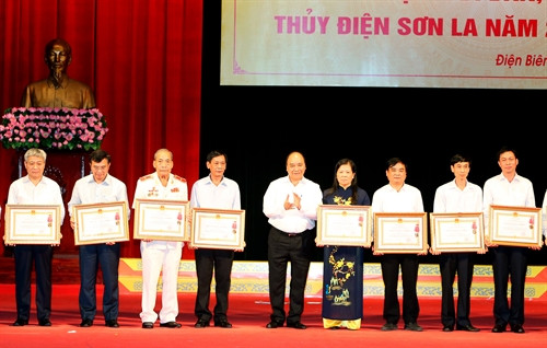 Thủ tướng Nguyễn Xuân Phúc trao Huân chương Lao động hạng Ba của Chủ tịch nước cho các cá nhân có thành tích xuất sắc trong công tác thực hiện Dự án di dân, tái định cư Thủy điện Sơn La. Ảnh: Thống Nhất-TTXVN Thủ tướng Nguyễn Xuân Phúc trao Huân chương Lao động hạng Ba của Chủ tịch nước cho các cá nhân có thành tích xuất sắc trong công tác thực hiện Dự án di dân, tái định cư Thủy điện Sơn La. Ảnh: Thống Nhất-TTXVN