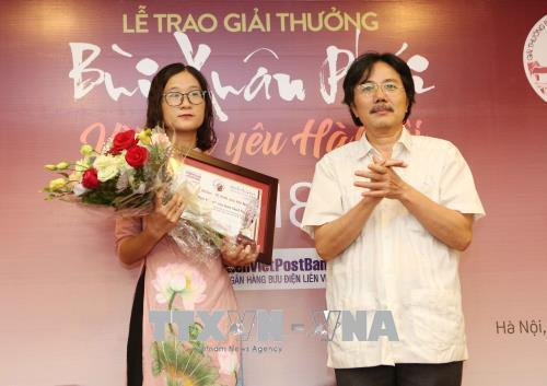 Ông Ngô Hà Thái, nguyên Phó Tổng Giám đốc TTXVN trao Giải thưởng ở hạng mục "Tác phẩm - Vì tình yêu Hà Nội" cho đại diện bộ phim Mon Hanoi của ông Jean Noel Poirier, cựu Đại sứ Pháp tại Việt Nam. Ảnh: Dương Giang - TTXVN