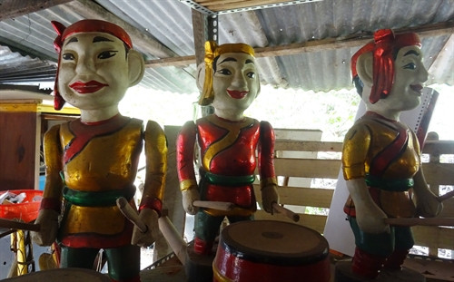 Những nhân vật rối nước truyền thống do nghệ nhân Phùng Quang Oánh chế tác. Ảnh: Gia Thuận - TTXVN Những nhân vật rối nước truyền thống do nghệ nhân Phùng Quang Oánh chế tác. Ảnh: Gia Thuận - TTXVN