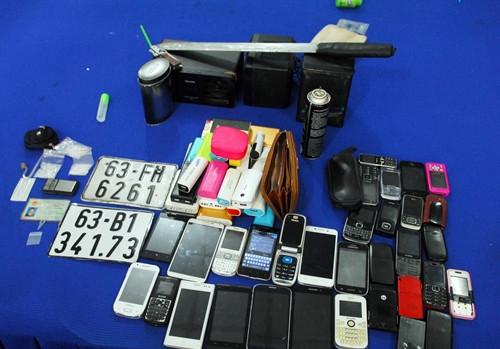 Tang vật ma túy đá và thuốc lắc cùng nhiều tang vật khác được thu giữ để điều tra. Ảnh: Mạnh Linh-TTXVN Tang vật ma túy đá và thuốc lắc cùng nhiều tang vật khác được thu giữ để điều tra. Ảnh: Mạnh Linh-TTXVN