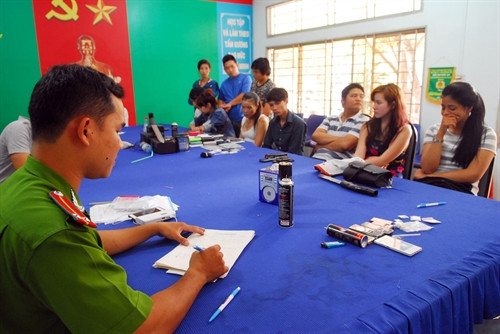 Cơ quan chức năng lấy lời khai của các đối tượng. Ảnh: Mạnh Linh-TTXVN Cơ quan chức năng lấy lời khai của các đối tượng. Ảnh: Mạnh Linh-TTXVN