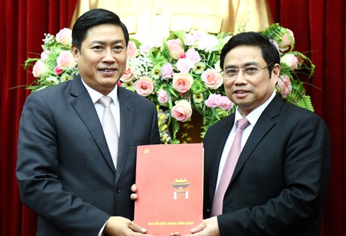 Đồng chí Phạm Minh Chính (phải) trao quyết định của Bộ Chính trị điều động, phân công đồng chí Nguyễn Hữu Đông, Ủy viên dự khuyết Trung ương Đảng, Phó Bí thư Thường trực Tỉnh ủy Phú Thọ làm Phó Bí thư Tỉnh ủy Sơn La, nhiệm kỳ 2015 - 2020.