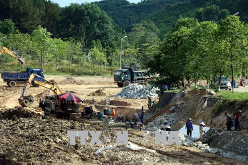 Lực lượng công nhân đang thi công dự án hồ sinh thái tại Khu di tích Ngã ba Đồng Lộc. Ảnh Công Tường - TTXVN