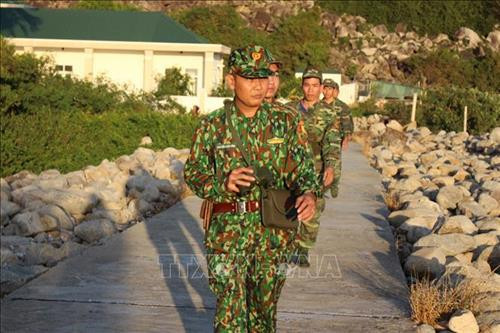 Thiếu tá Nguyễn Tuấn Hình (đi đầu) và các chiến sỹ tại Đồn Biên phòng Bích Đầm, phường Vĩnh Nguyên, thành phố Nha Trang, tỉnh Khánh Hòa đi tuần biên giới trên biển. Ảnh: Phan Sáu - TTXVN Thiếu tá Nguyễn Tuấn Hình (đi đầu) và các chiến sỹ tại Đồn Biên phòng Bích Đầm, phường Vĩnh Nguyên, thành phố Nha Trang, tỉnh Khánh Hòa đi tuần biên giới trên biển. Ảnh: Phan Sáu - TTXVN