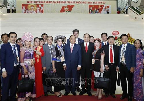 Thủ tướng Nguyễn Xuân Phúc, Chủ tịch Ủy ban Trung ương MTTQ Việt Nam Trần Thanh Mẫn với các đại biểu dự Đại hội. Ảnh: TTXVN Thủ tướng Nguyễn Xuân Phúc, Chủ tịch Ủy ban Trung ương MTTQ Việt Nam Trần Thanh Mẫn với các đại biểu dự Đại hội. Ảnh: TTXVN