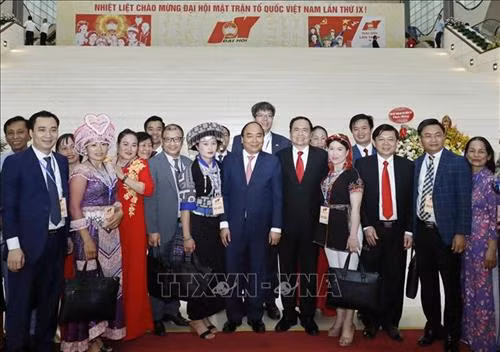 Thủ tướng Nguyễn Xuân Phúc, Chủ tịch Ủy ban Trung ương MTTQ Việt Nam Trần Thanh Mẫn với các đại biểu dự Đại hội. Ảnh: TTXVN