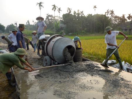 Nông dân xã Báo Đáp, huyện Trấn Yên bê tông hóa đường giao thông nông thôn. Ảnh: yenbai.gov.vn Nông dân xã Báo Đáp, huyện Trấn Yên bê tông hóa đường giao thông nông thôn. Ảnh: yenbai.gov.vn