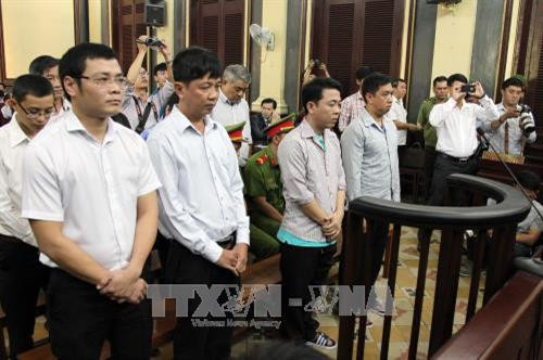 Các bị cáo nghe tuyên án. Ảnh: Mạnh Linh-TTXVN