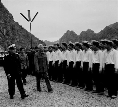 Thủ tướng Phạm Văn Đồng thăm một đơn vị bộ đội Hải quân (1/1980). Ảnh: Xuân Lâm-TTXVN