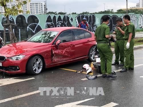 Lực lượng công an quận 2 khám nghiệm hiện trường, điều tra nguyên nhân vụ tai nạn. Ảnh: Mạnh Linh-TTXVN