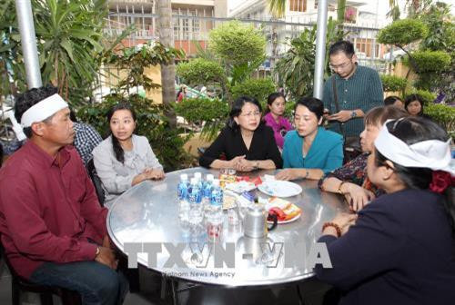 Phó Chủ tịch nước Đặng Thị Ngọc Thịnh thăm viếng chia buồn với gia đình nạn nhân Lưu Lê Bích Phượng, Bí thư kiêm Chủ tịch UBND phường Nguyễn Thái Bình, Quận 1. Ảnh: Quang Nhựt - TTXVN