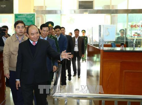 Thủ tướng Nguyễn Xuân Phúc thăm Trạm kiểm soát liên ngành Cửa khẩu quốc tế Thanh Thuỷ. Ảnh: Thống Nhất –TTXVN