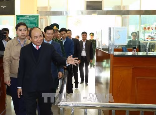 Thủ tướng Nguyễn Xuân Phúc thăm Trạm kiểm soát liên ngành Cửa khẩu quốc tế Thanh Thuỷ. Ảnh: Thống Nhất –TTXVN Thủ tướng Nguyễn Xuân Phúc thăm Trạm kiểm soát liên ngành Cửa khẩu quốc tế Thanh Thuỷ. Ảnh: Thống Nhất –TTXVN