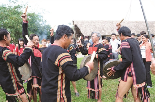Sau các nghi lễ, mọi người cùng hòa mình vào sinh hoạt văn hóa cộng đồng