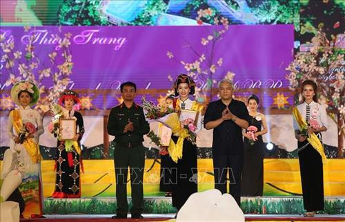 Thí sinh Lê Thùy Trang đạt danh hiệu Người đẹp thứ 2. Ảnh: Phan Tuấn Anh – TTXVN Thí sinh Lê Thùy Trang đạt danh hiệu Người đẹp thứ 2. Ảnh: Phan Tuấn Anh – TTXVN